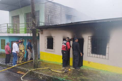 Adulto mayor fue rescatado de una vivienda que se incendió en Quinindé