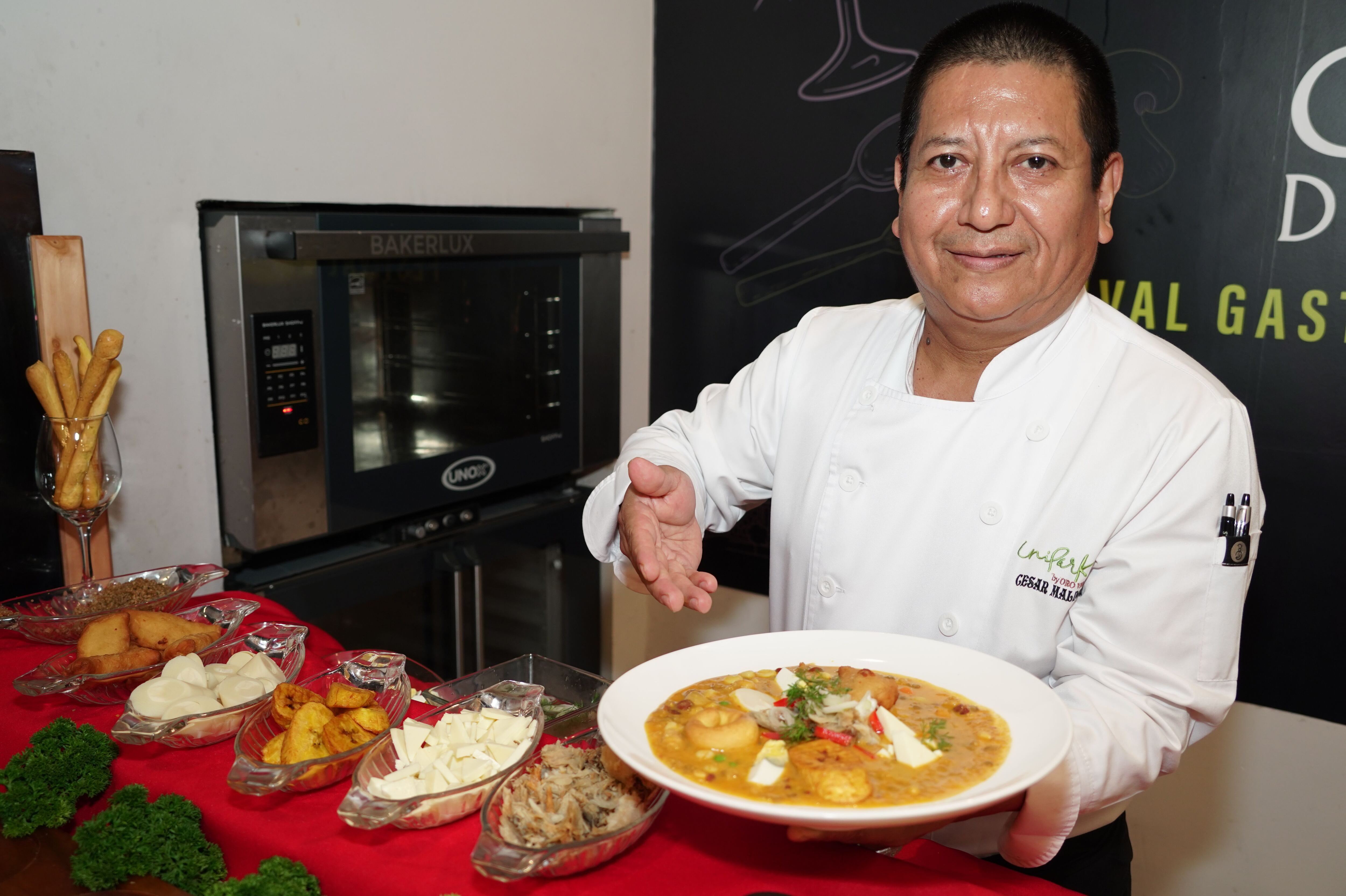 El chef César Maldonado es el responsable de la preparación de la fanesca en el hotel Unipark. Foto: José Beltrán