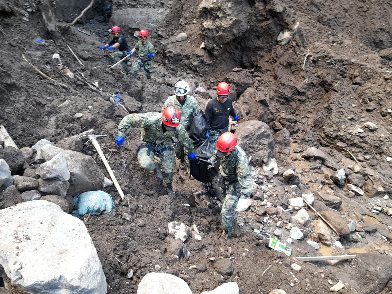39 cuerpos han sido rescatados de los escombros del deslave en Alausí