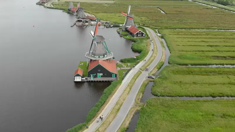 Países Bajos es famoso por sus molinos de viento, pero no porque sus habitantes tengan la costumbre de decir "lo siento".