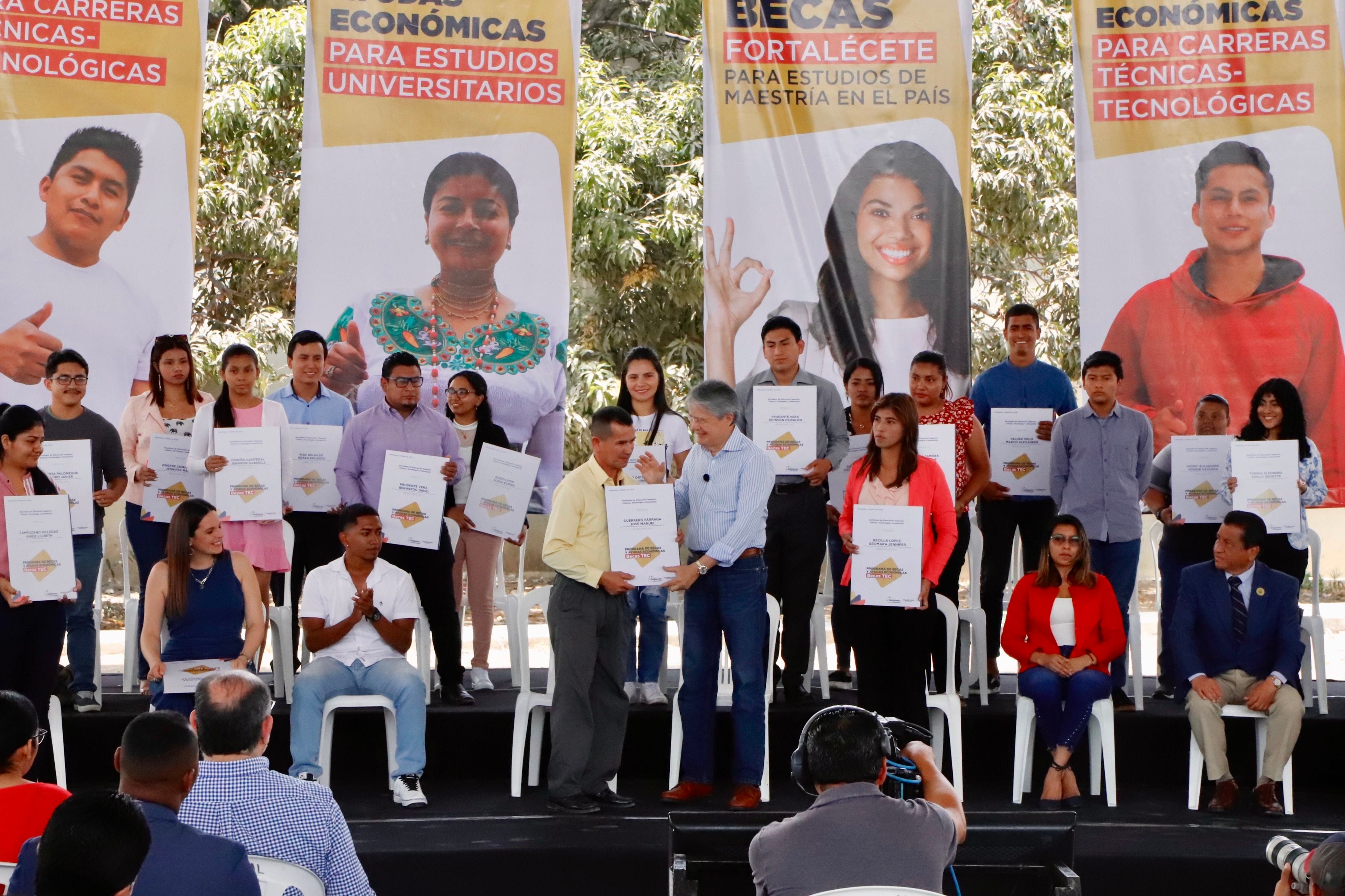 En el 2023 se incrementarán $ 195 millones al presupuesto de las universidades, anunció el presidente Guillermo Lasso durante entrega de becas a estudiantes