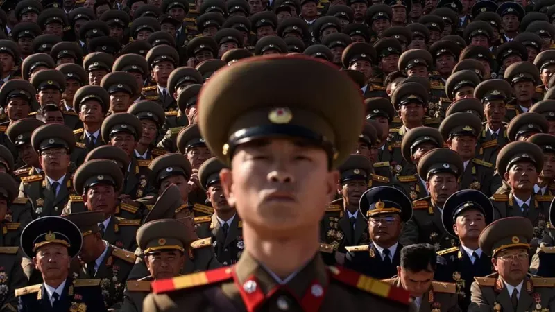 GETTY IMAGES Corea del Norte, que dedica a defensa alrededor de un tercio de su presupuesto e impone un servicio obligatorio de entre 8 y 10 años, tiene uno de los ejércitos más numerosos del mundo con 1,2 millones de efectivos. Sin embargo, nunca ha mandado tropas a combatir en el exterior.
