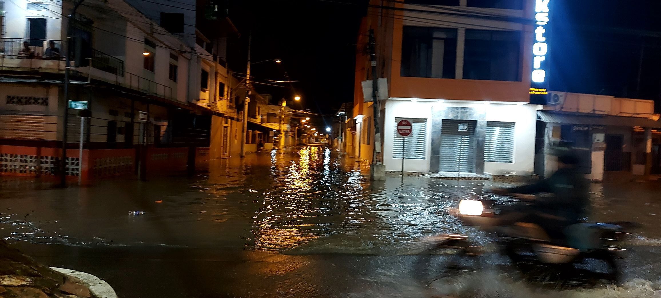 Calles inundadas en Milagro por fuerte lluvia