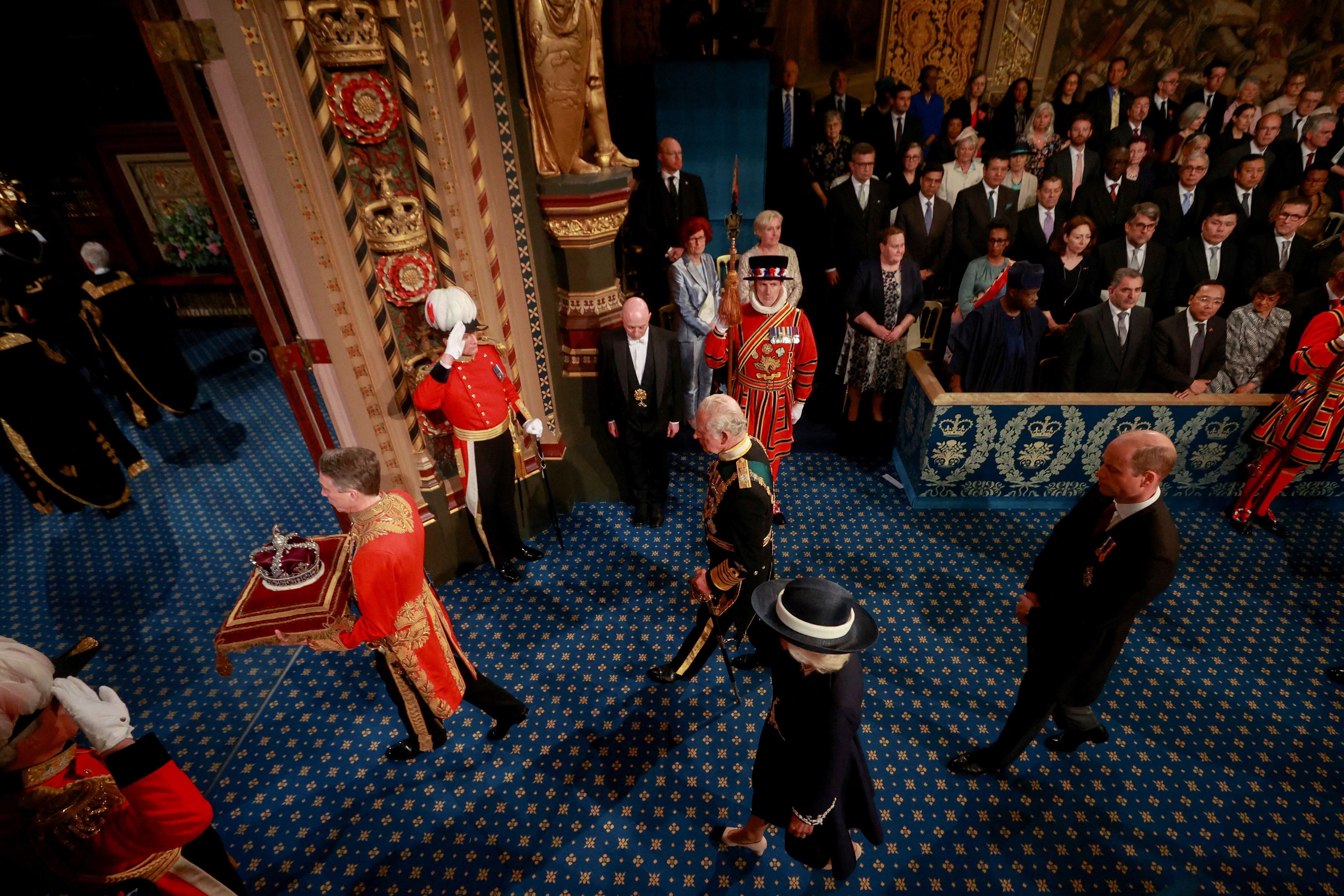 El príncipe Carlos acudió al Parlamento para dar lectura al discurso que tradicionalmente le tocaba a la reina Isabel II. Foto de HANNAH MCKAY / AFP)