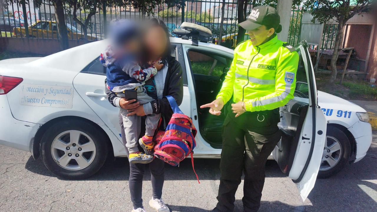 Un niño de 3 años se extravió y tomó un bus de Tumbaco a Quito; Policía coordinó la entrega a su madre