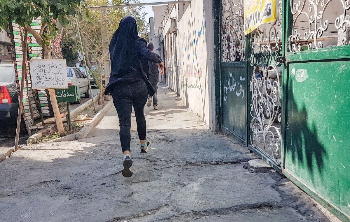 Manifestantes corren al enfrentarse con la policía durante una protesta por la muerte de la joven iraní Mahsa Amini en Teherán el pasado 9 de octubre de 2022. EFE/EPA/STR 