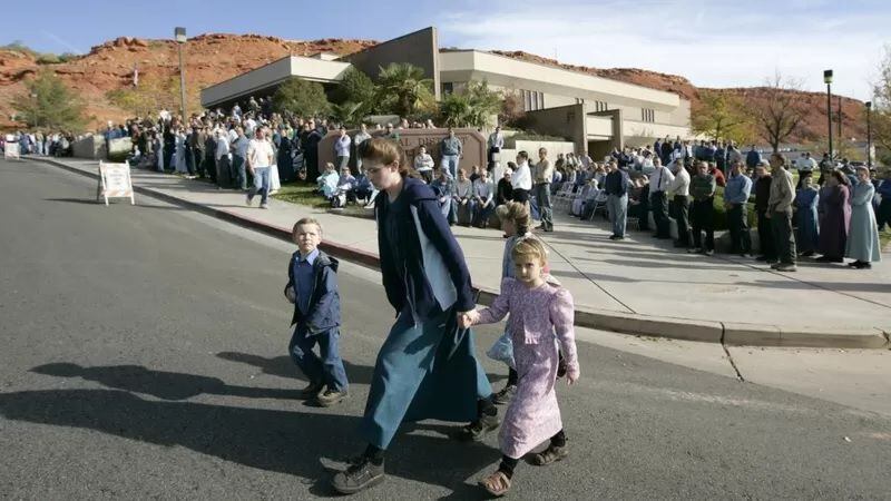 Mormones fundamentalistas se han manifestado afuera de los tribunales en el pasado cuando uno de los miembros de su comunidad es llevado al banquillo de los acusados por poligamia. GETTY IMAGES