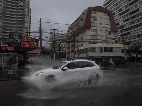 Miles de damnificados dejan las intensas lluvias en Santiago y el centro de Chile