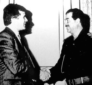 Carlos Cardoen en una reunión con Saddam Hussein. Foto: Departamento de Comercio de Estados Unidos (dominio público) vía Wikimedia Commons