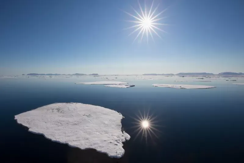 El sol de medianoche en el océano Ártico. Getty Images