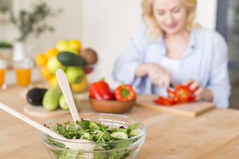 La dieta perfecta para mujeres después de los 50 años: no elimines alimentos, reduce al mínimo el consumo de estos productos