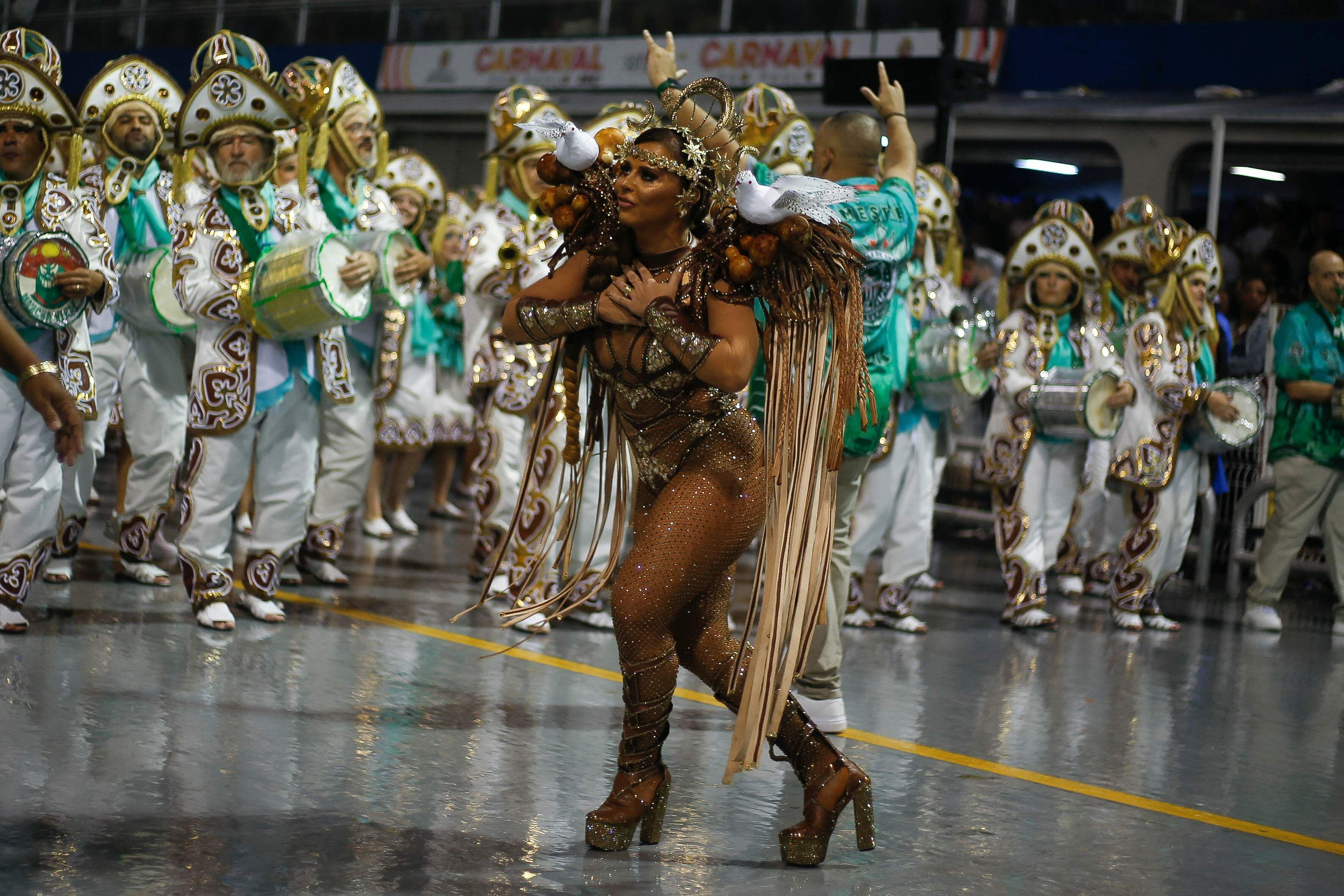 Bailarines de la escuela de samba Mancha Verde actúan durante la segunda noche de carnaval en el Sambódromo, en Sao Paulo, Brasil, el 19 de febrero de 2023.