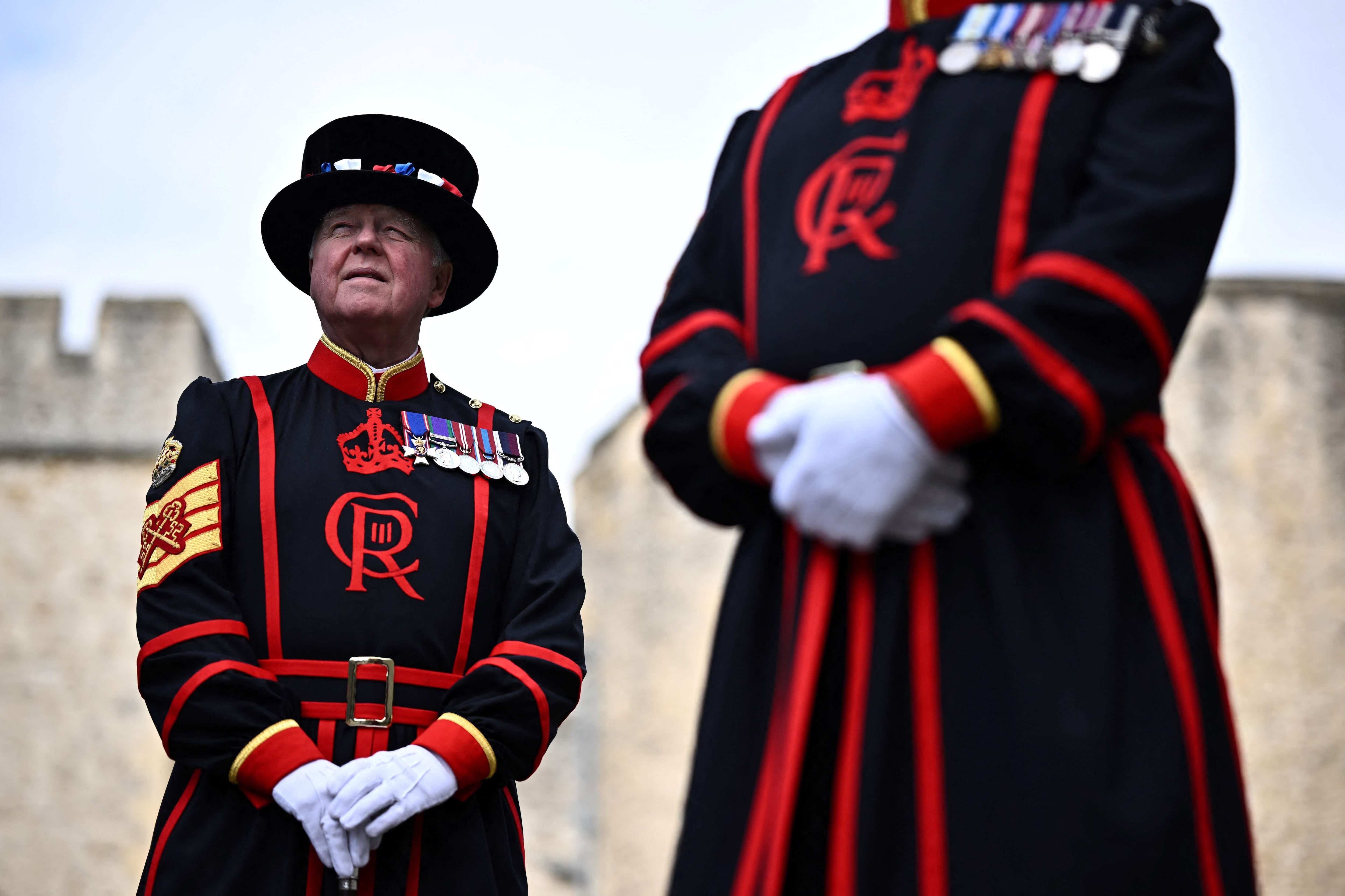Los guardianes de la Torre de Londres usan uniformes alusivos al rey Carlos III