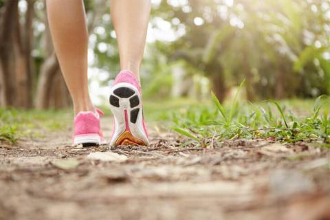 La señal que se manifiesta en tu forma de caminar y que delata que estás durmiendo mal