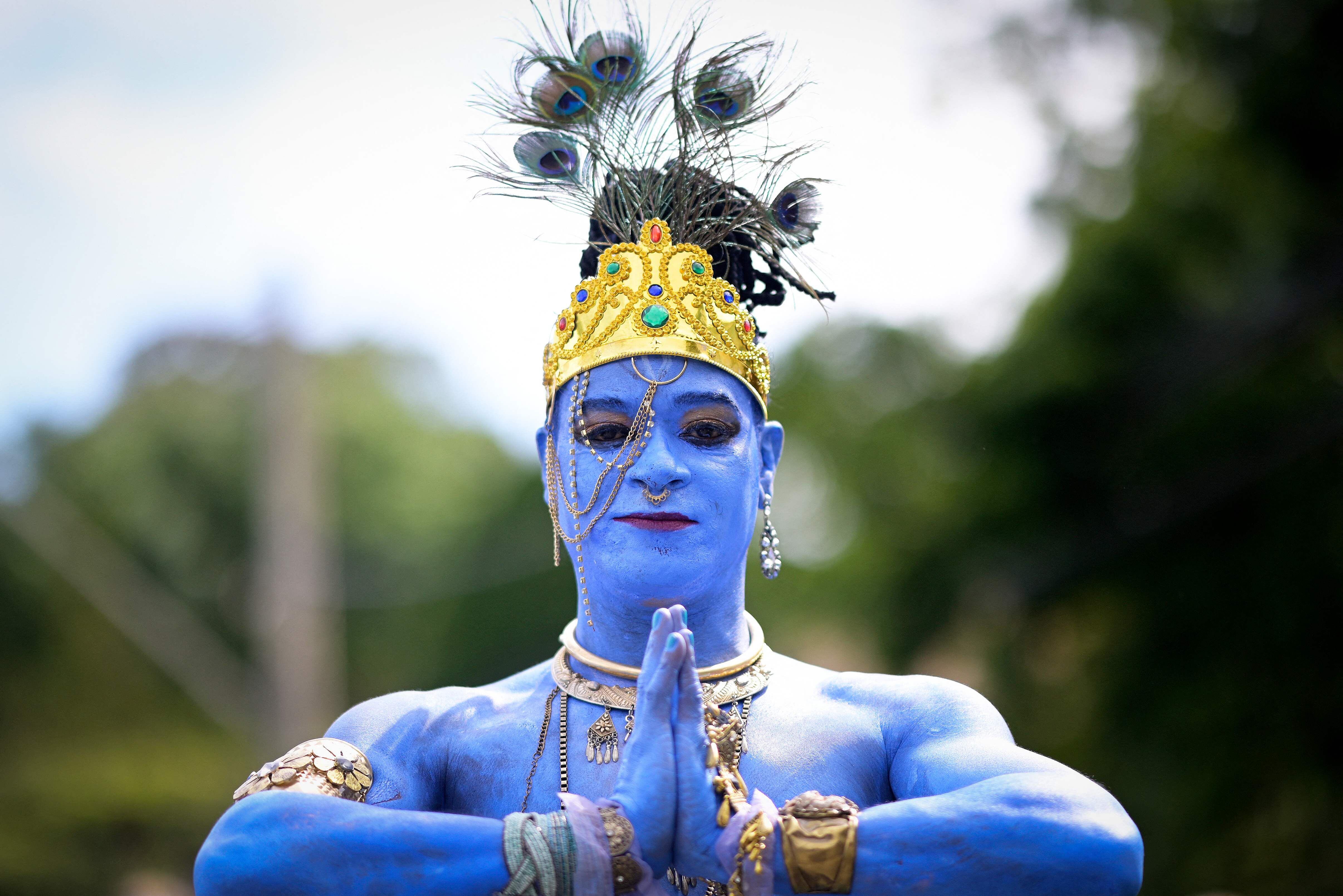 Un miembro del grupo de carnaval tradicional Pena de Pavao de Krishna, que celebra las deidades indias, se presenta en Belo Horizonte, Brasil, el 19 de febrero de 2023.