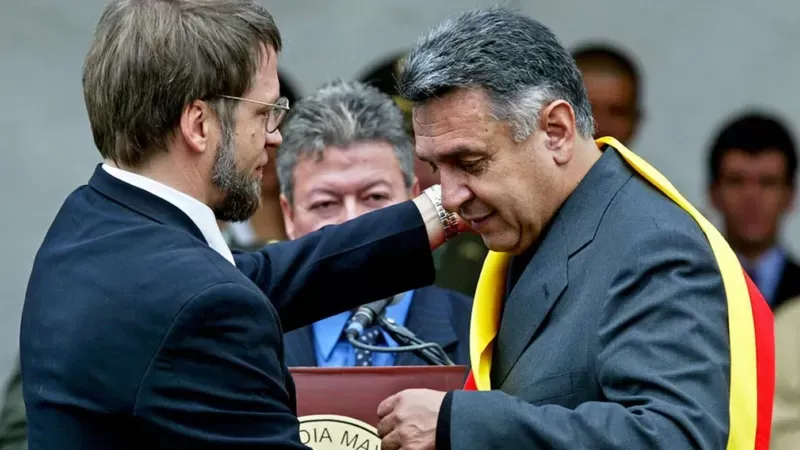 Los alcaldes de Bogotá suelen ser figuras nacionales. Estos dos (Antanas Mockus y Lucho Garzón) fueron candidatos presidenciales. GETTY IMAGES