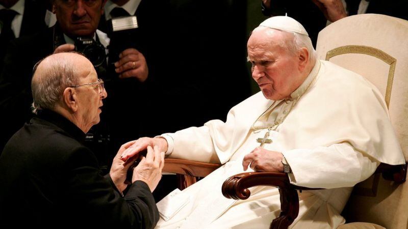 Marcial Maciel visitó al papa Juan Pablo II en 2004, poco después de que los escándalos en su contra se hicieran más fuertes. REUTERS