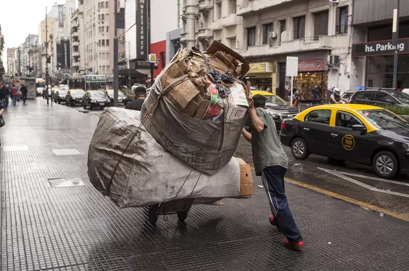 GETTY IMAGES Un recuperador urbano -o "cartonero"- en Buenos Aires.