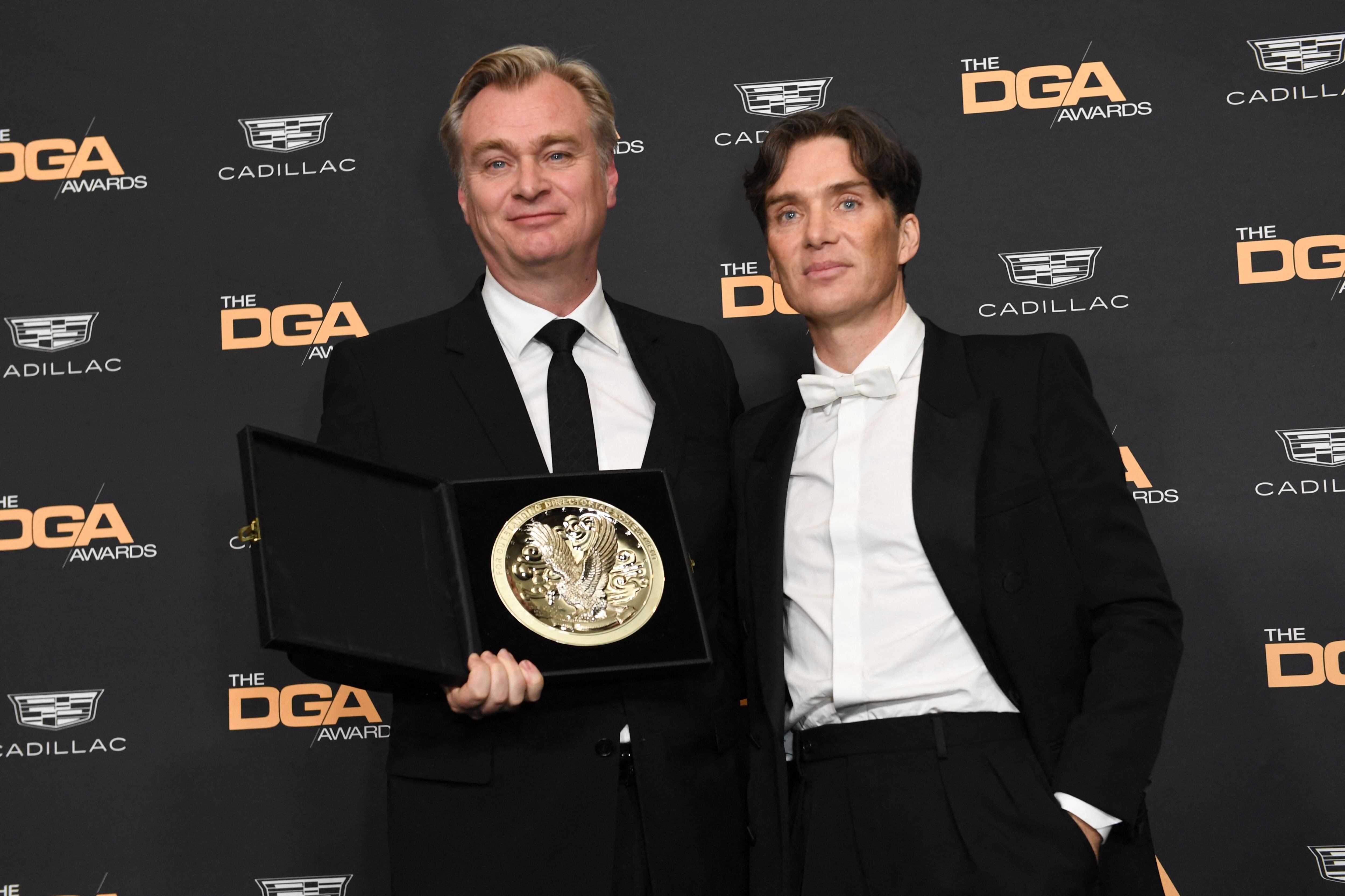 Christopher Nolan y Cillian Murphy con el medallón de nominados al logro extraordinario en dirección por 'Oppenheimer', en ospremios del Gremio de Directores de Estados Unidos, el pasado 10 de febrero. 
