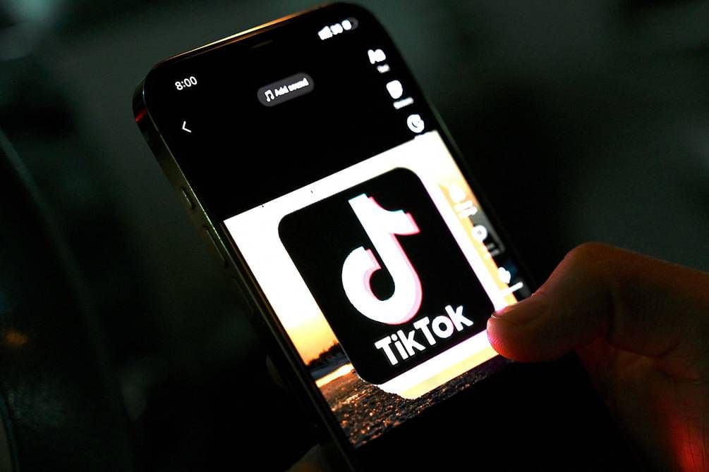 ¿Tu jefe puede obligarte a grabar videos para la cuenta de TikTok de su empresa? Esto dice la ley laboral de Ecuador