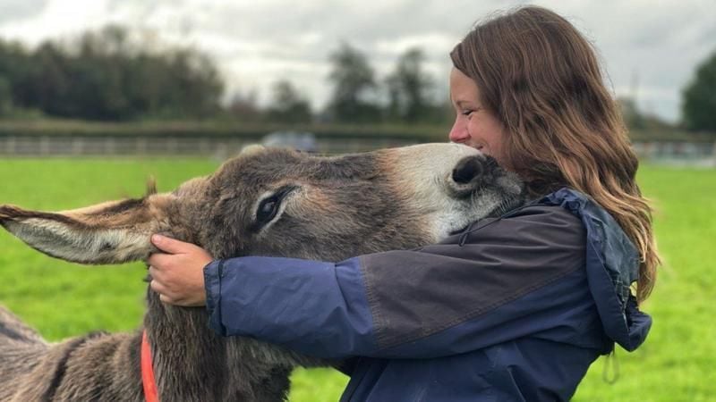 Janneke Merkx con uno de los burros en el santuario de Devon.