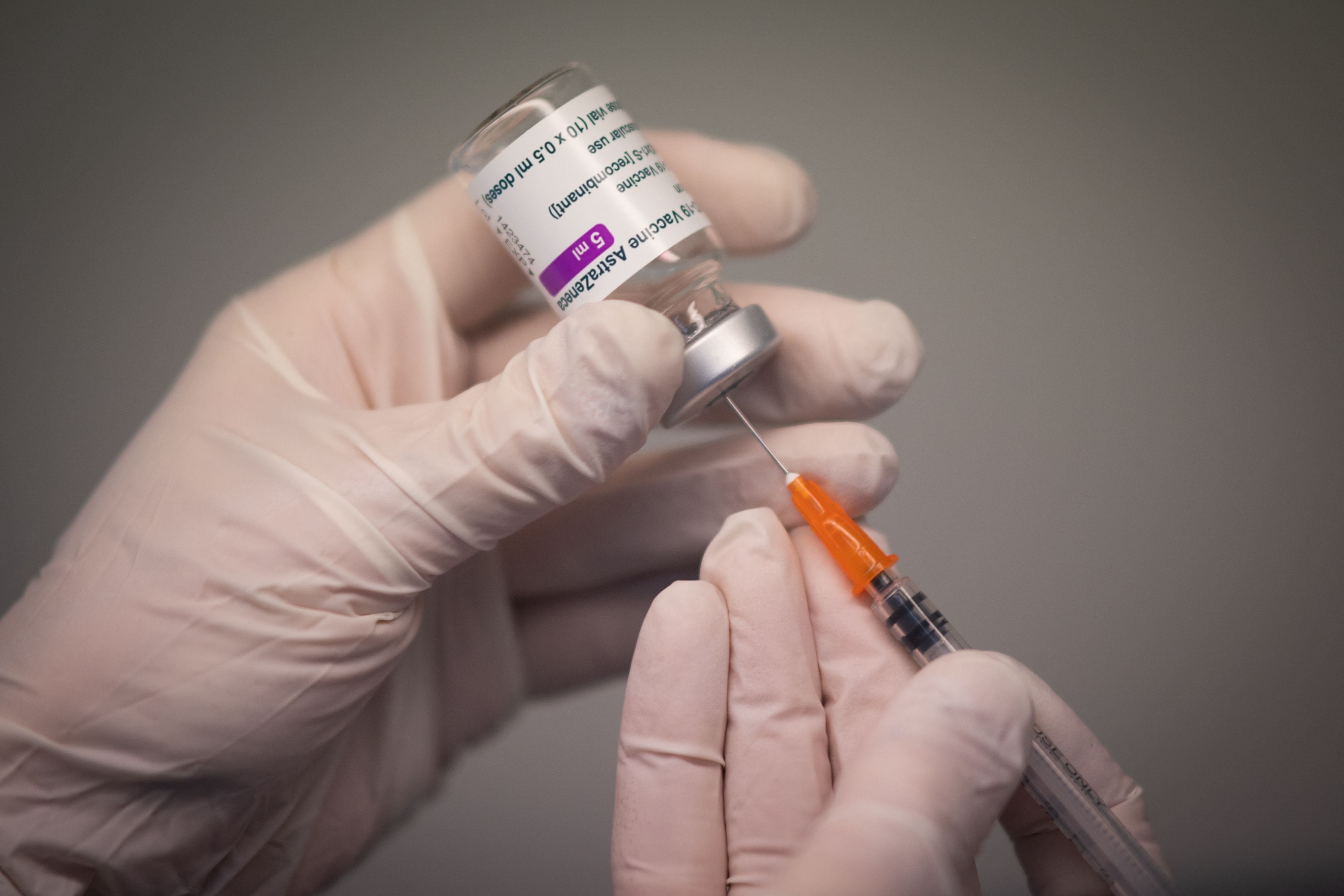 AstraZeneca baja 3% la efectividad de su vacuna, pero sigue tratando de recuperar la confianza