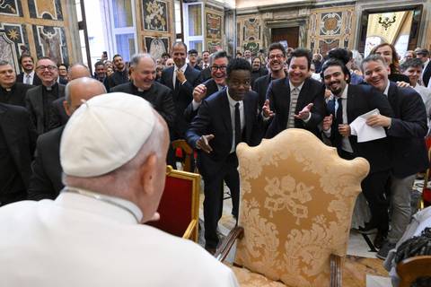 Cien comediantes del mundo fueron recibidos por el papa Francisco, que recibió alfajores de Argentina