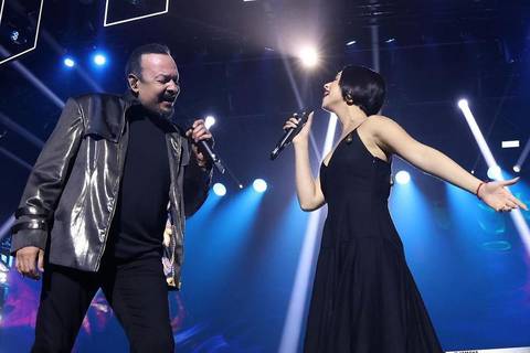 Ángela Aguilar reaparece junto a su padre Pepe Aguilar en un concierto, mientras Nodal se queda en Europa