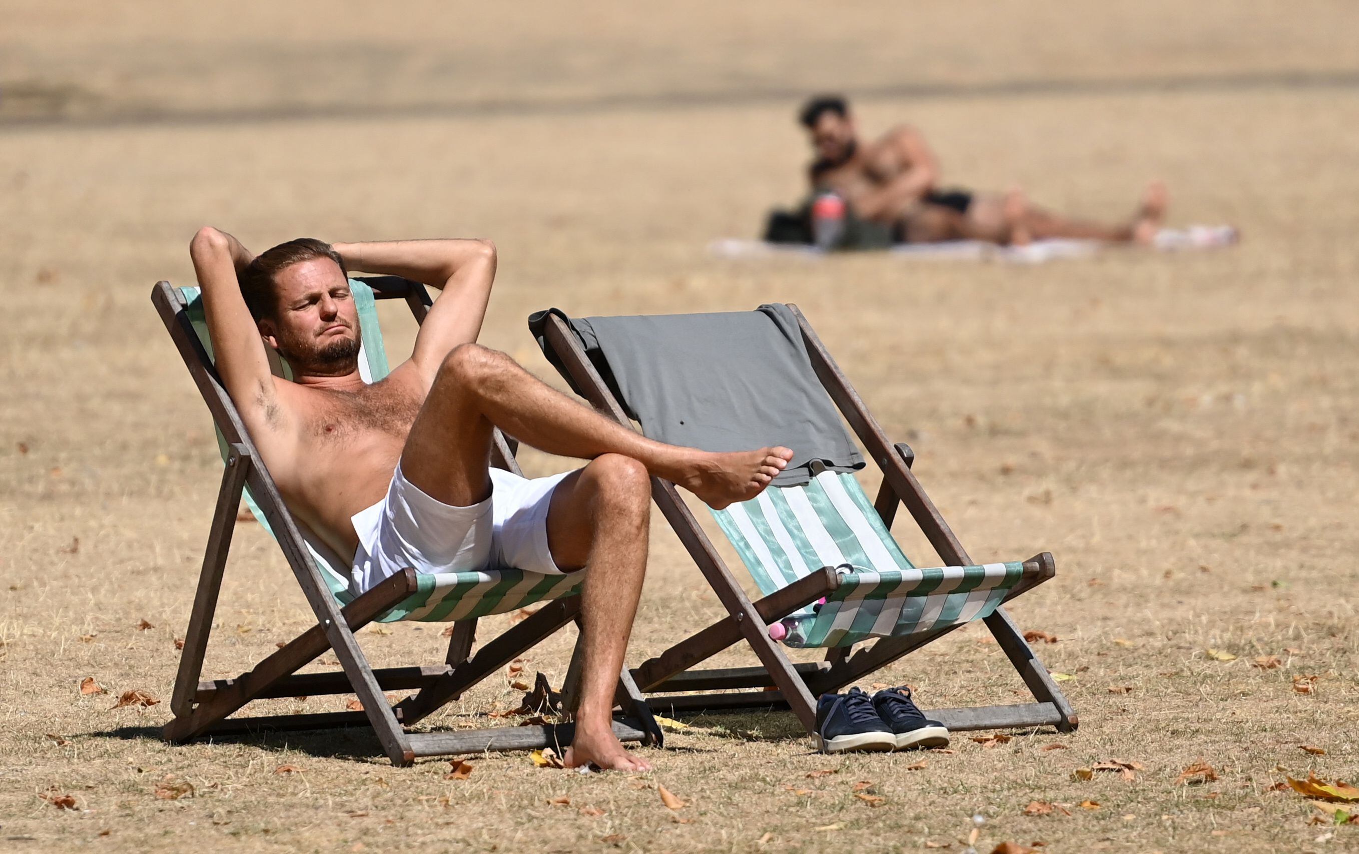 Personas disfrutan del clima cálido en St. James's Park en Londres, Gran Bretaña, el 9 de agosto de 2022. EFE