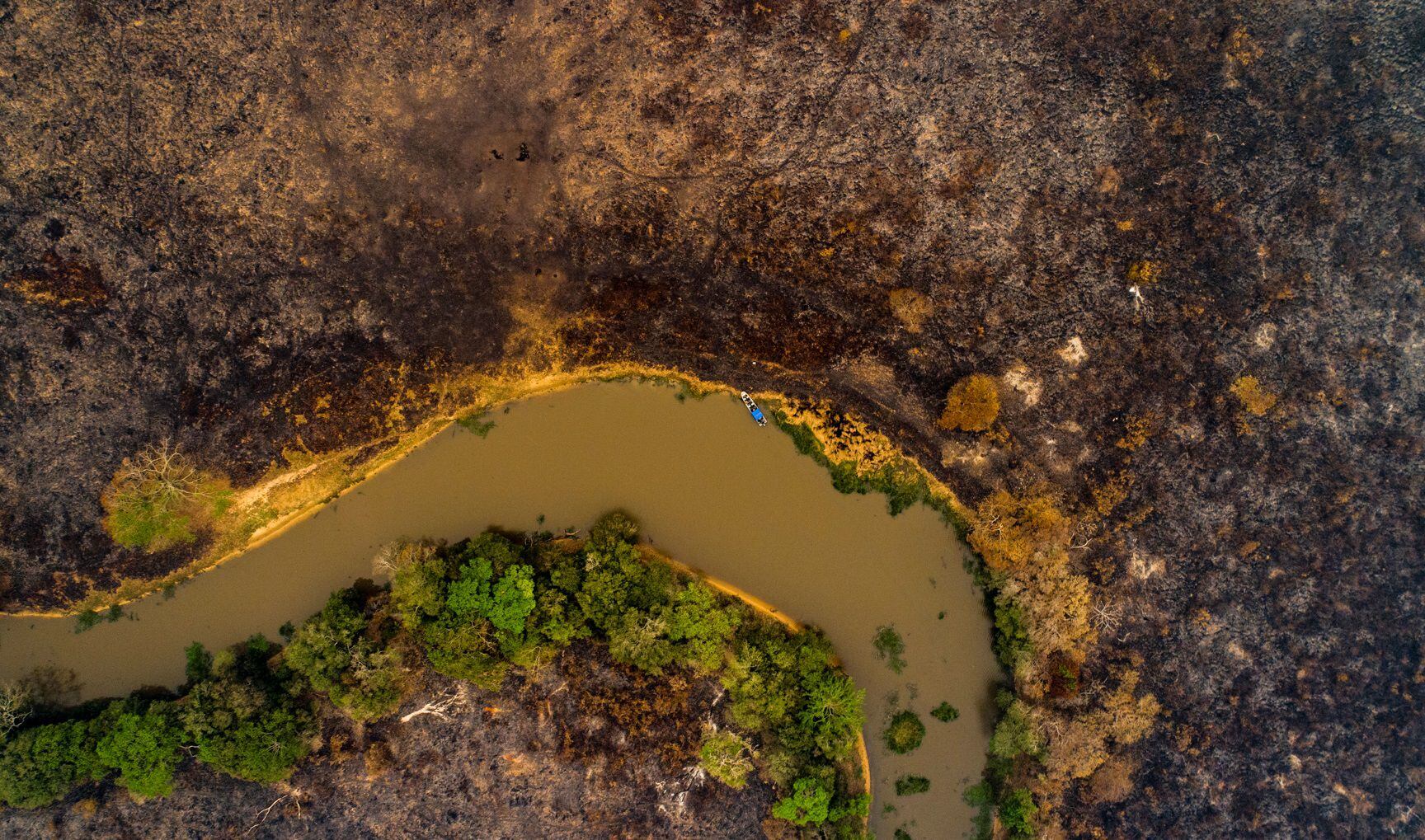 Fotografía de archivo en la que se registró una vista aérea de un río que atraviesa una zona devastada por los incendios forestales, en el estado de Mato Grosso (Brasil). EFE/Rogério Florentino 