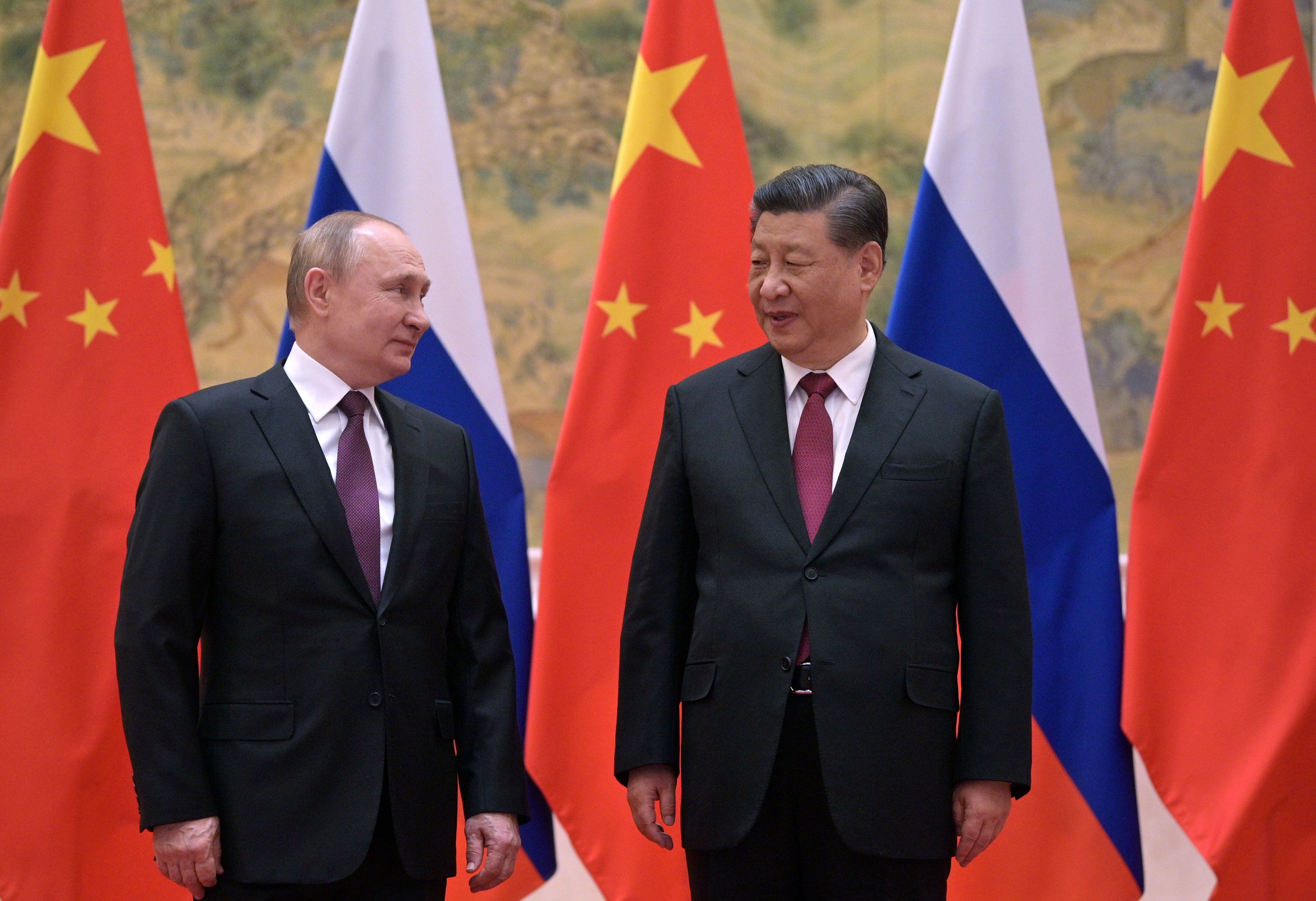 El presidente ruso, Vladímir Putin, (i) y su homólogo chino, Xi Jinping (d) durante su reunión en Pekín el pasado 4 de febrero. EFE/EPA/ALEXEI DRUZHININ / KREMLIN / SPUTNIK / POOL 