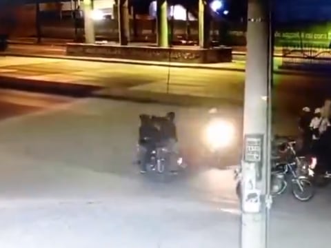 Grupo de hombres cerró el paso a motociclista para llevarse su automotor, mochila y pertenencias, en Guayaquil