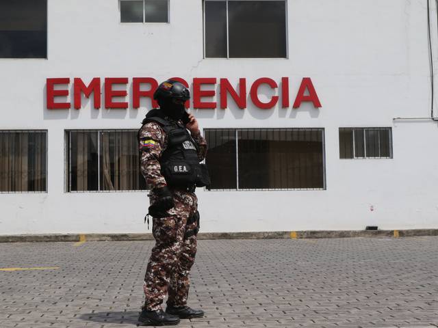 ‘Siempre hay amenazas del paciente, familiares o acompañantes y el temor que detrás de él vengan quienes le dispararon’: 838 eventos Código Plata suma Ecuador en 2024 en casas de salud 