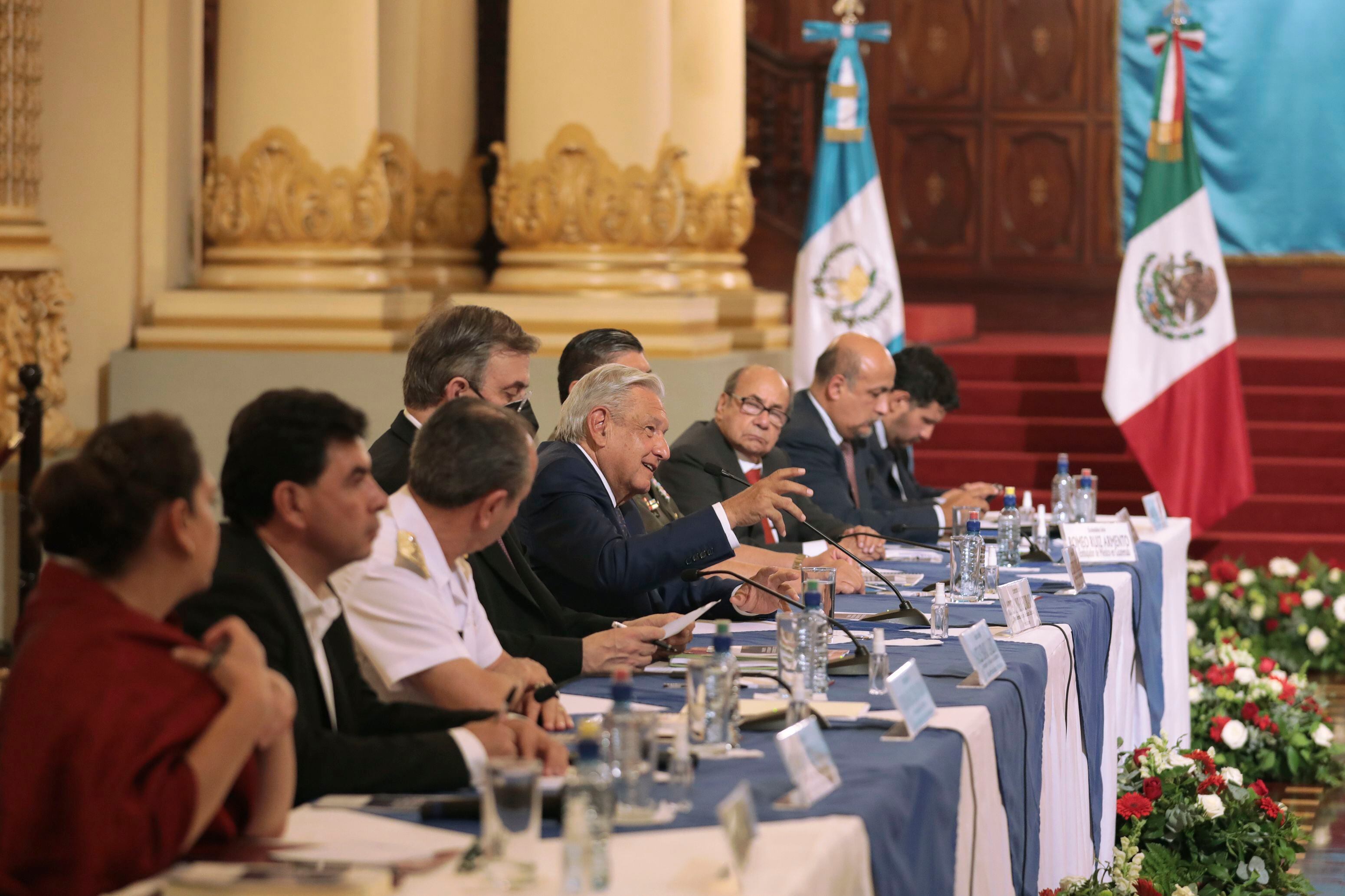 Fotografía cedida hoy por la presidencia de México del mandatario mexicano, Andrés Manuel López Obrador, durante una reunión parte de su gira de trabajo en la Ciudad de Guatemala (Guatemala). EFE/Presidencia de México/