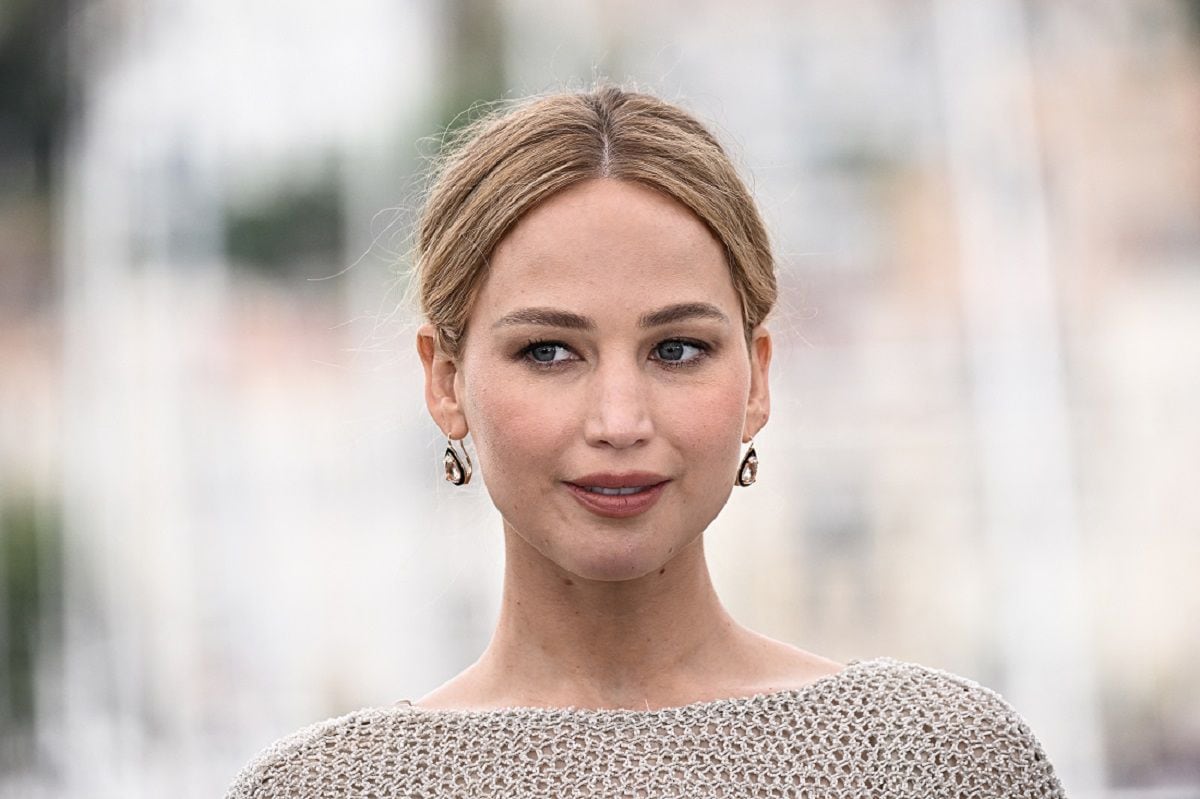 Jennifer Lawrence no quiere más tacones peligrosos en la alfombra roja: con chanclas negras llega a Cannes luciendo un espectacular vestido de raso rojo