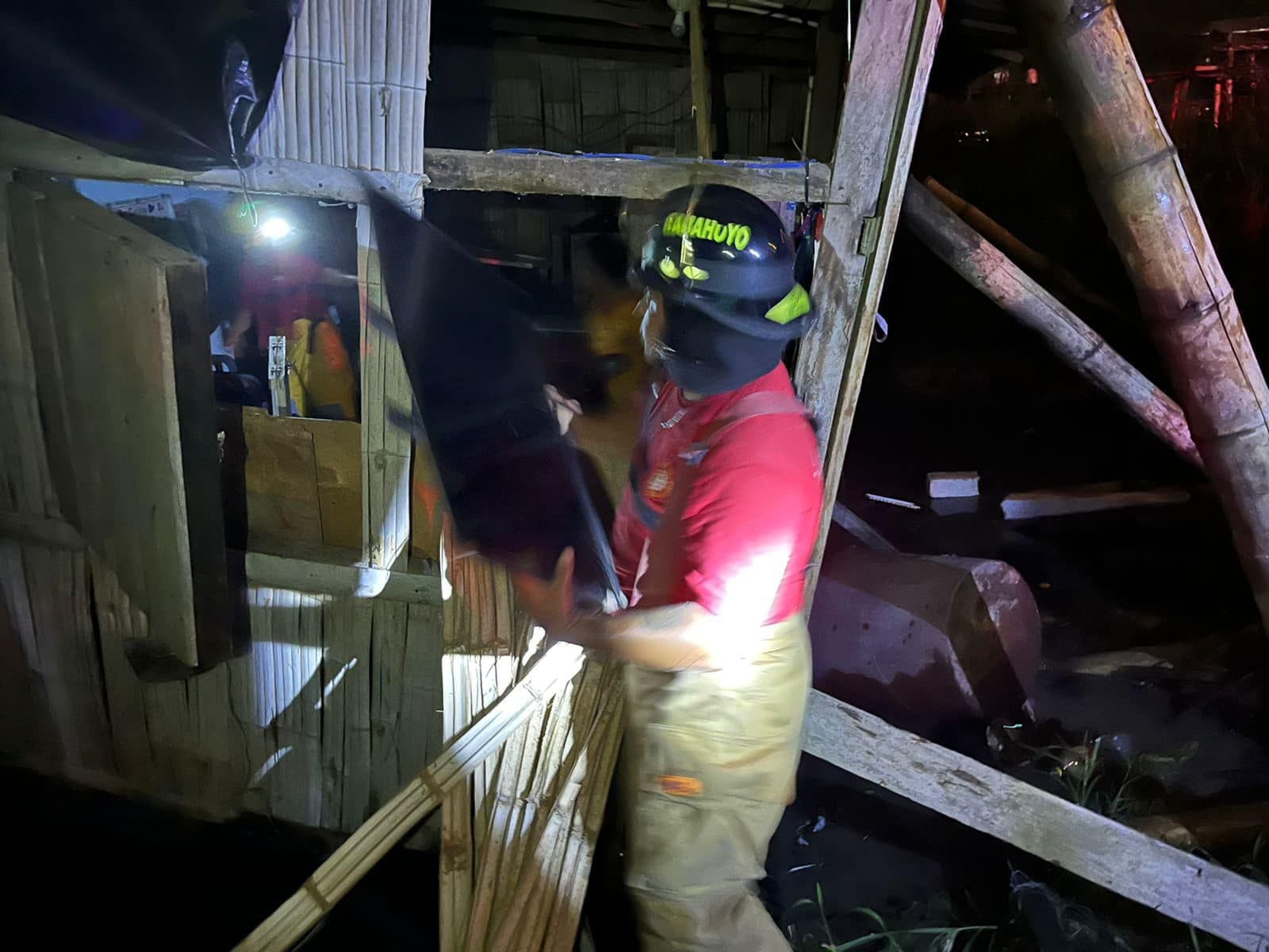 Una casa se desplomó en el baipás de Babahoyo con una madre y sus dos hijos dentro del inmueble