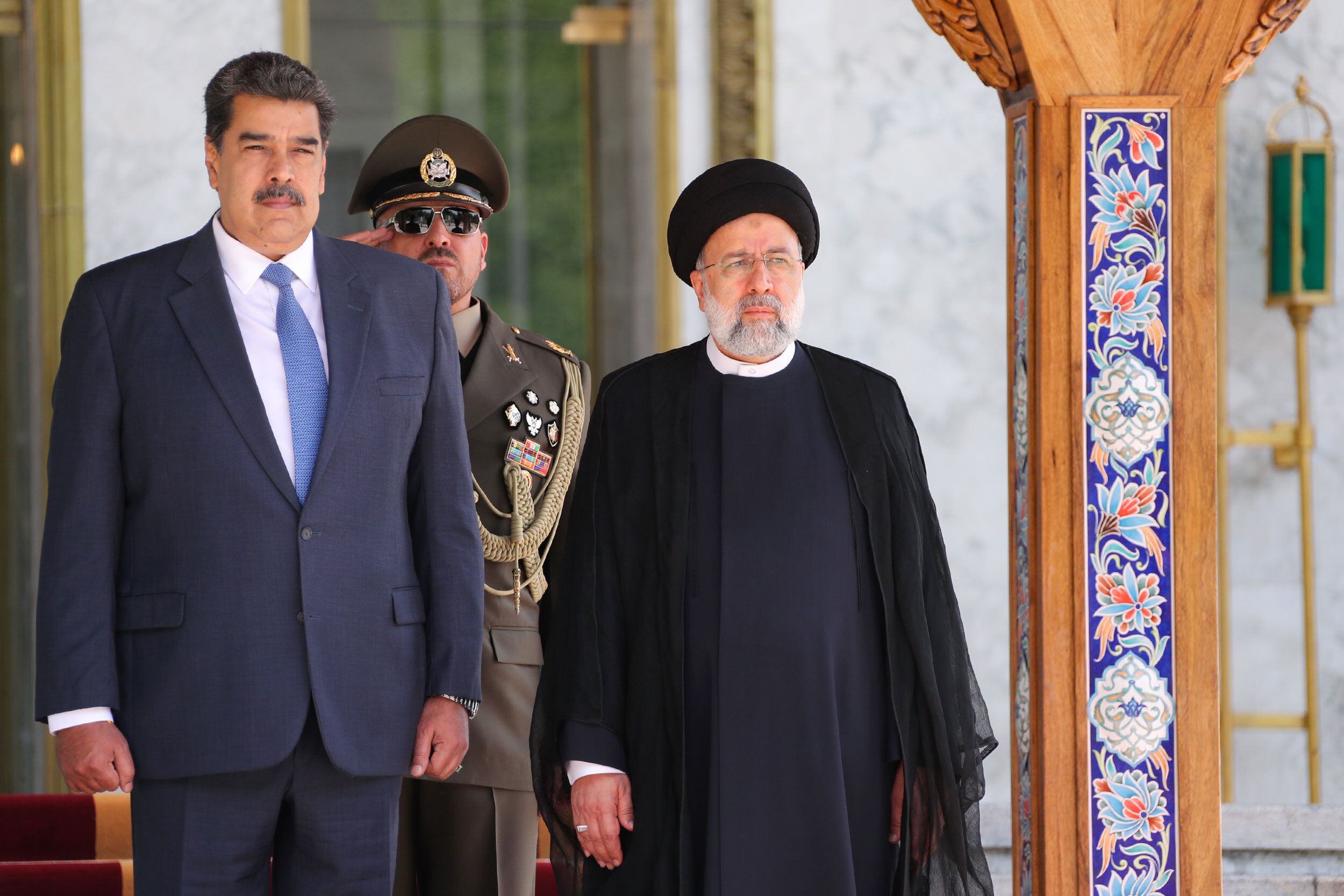 Presidente Iraní Ebrahim Raisi (D) y su contraparte venezolana, Nicolás Maduro (I), durante la ceremonia de bienvenida en Teherán, Irán, 11 de junio de 2022. EFE/EPA/IRANIAN PRESIDENTIAL OFFICE