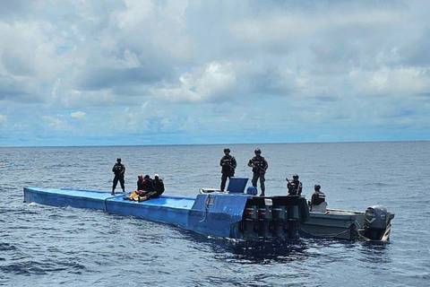 Dos ecuatorianos fueron capturados en una embarcación con dos toneladas de cocaína en aguas de El Salvador