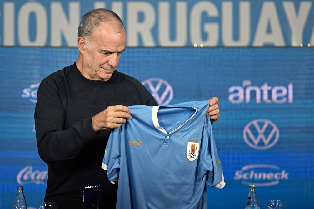 Marcelo Bielsa está haciendo estudios sobre el Fútbol Uruguayo #shorts # uruguay #bielsa 