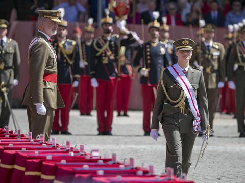La princesa Leonor cierra parte de su formación en la Academia Militar de Zaragoza en una emotiva ceremonia con su padre, el rey Felipe