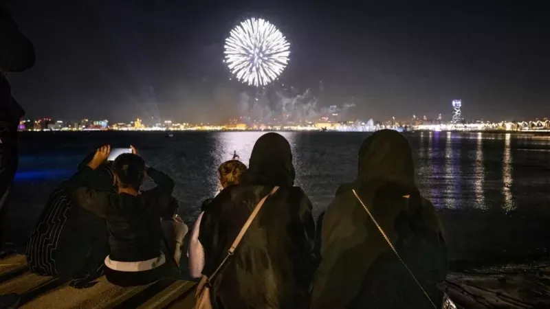 Mujeres observan los fuegos artificiales por la inauguración del Mundial en Doha. GETTY IMAGES