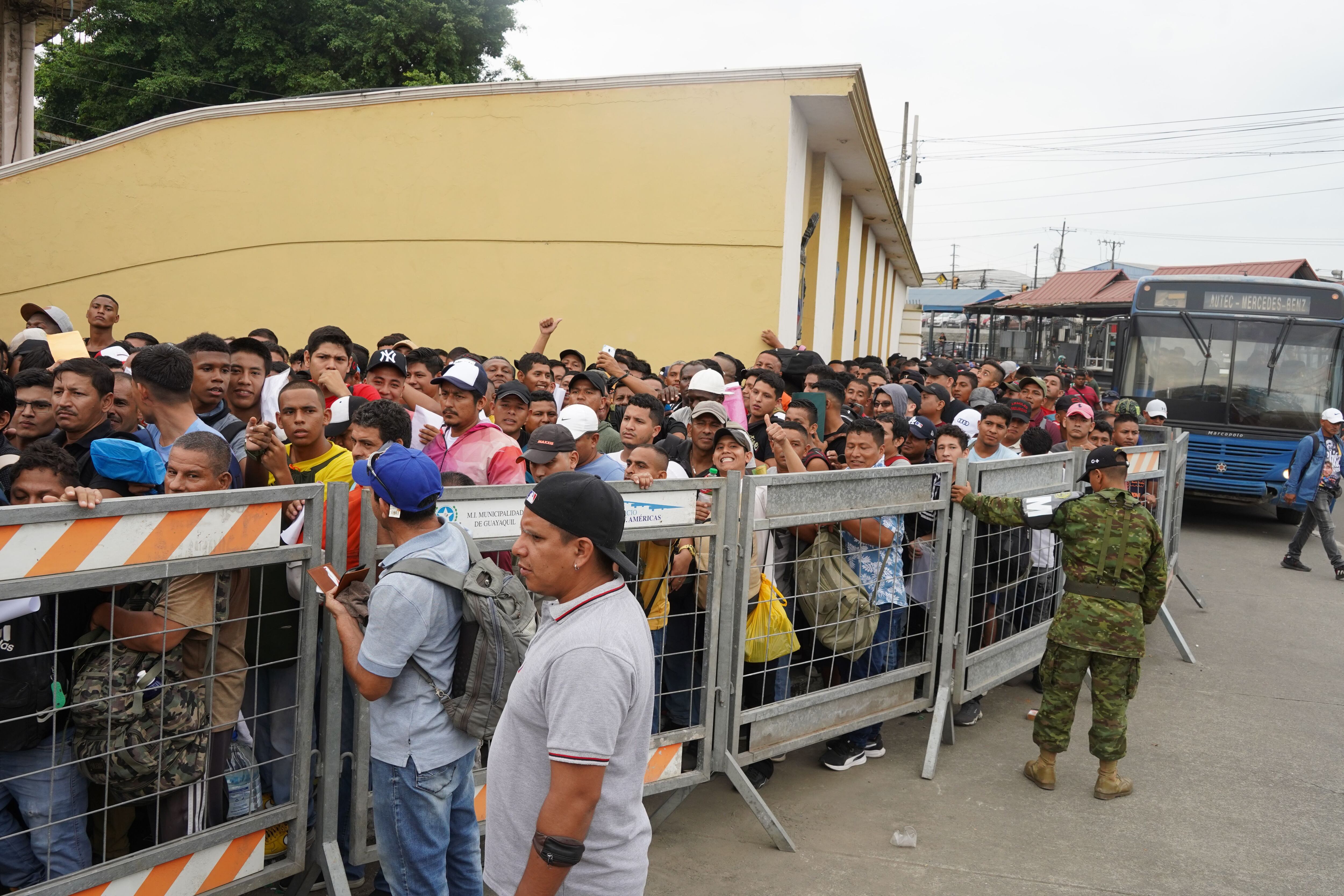 Largas filas hubo para el proceso de reentrenamiento militar en Guayaquil.