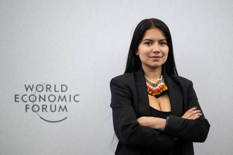 La activista ecuatoriana Helena Gualinga participa en varios debates del Foro de Davos