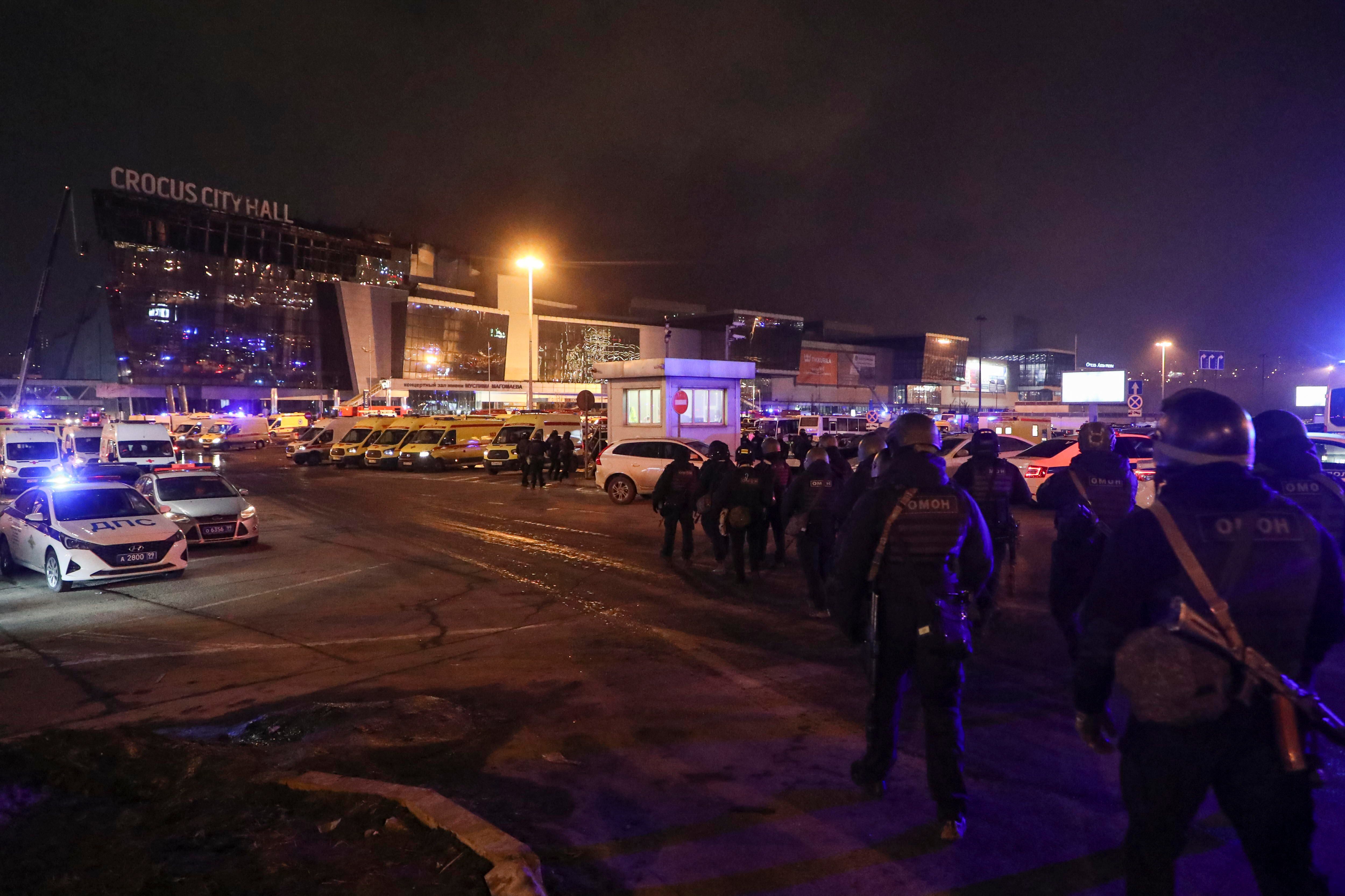 Policías rusos llegan a la sala de conciertos quemada del Crocus City Hall tras un tiroteo en Krasnogorsk, en las afueras de Moscú, Rusia, el 22 de marzo de 2024.
