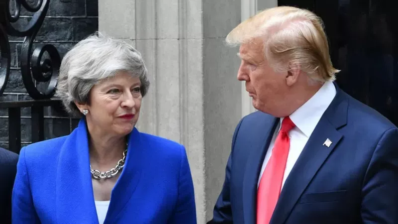 GETTY IMAGES En el libro se dan detalles de algunos de los encuentros que Trump mantuvo con otros líderes mundiales, entre ellos la entonces primera ministra británica Theresa May.