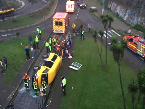 Buseta escolar se volcó en el centro de Quito, 11 personas resultaron heridas