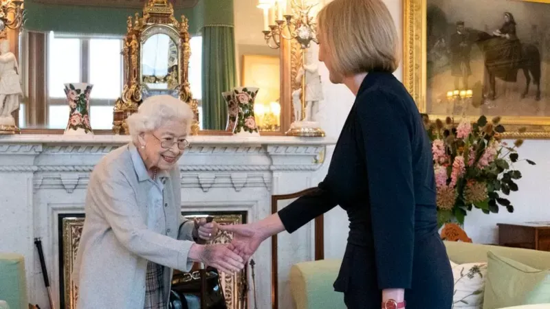 La reina Isabel y la recién elegida líder del partido conservador Liz Truss. Getty Images