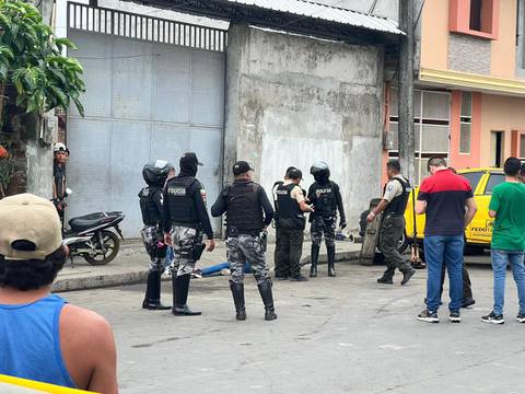 Motorizados dispararon a un hombre cuando estaba afuera de taller, en Los Ríos