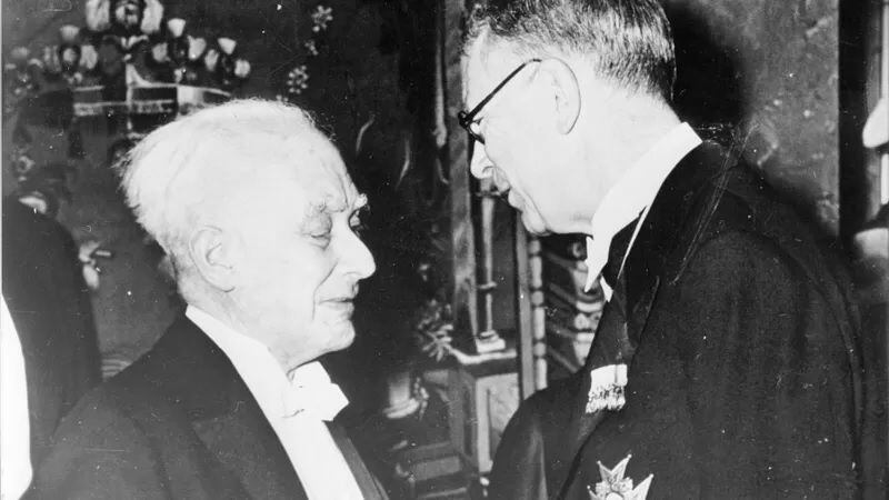 Born conversando con el rey Gustav Adolf VI., de Suecia en la ceremonia del Premio Nobel 1954. GETTY IMAGES