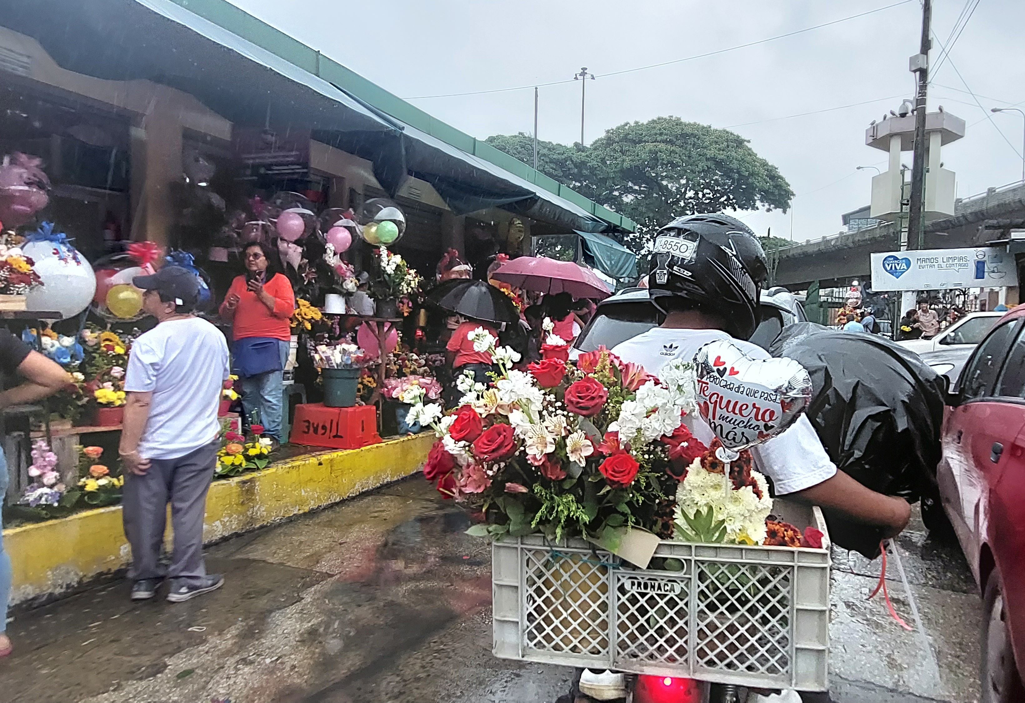 El Mercado de las Flores se abarrotó de enamorados que pretenden agasajar a sus parejas o seres queridos